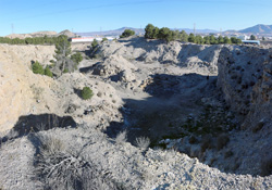 Grupo Mineralógico de Alicante. Explotaciones de Yeso El Cabezo. Cantera de los García . Villena. Alicante    