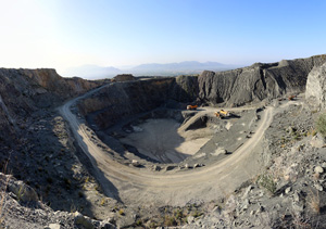 Grupo Mineralógico de Alicante. Explotación de Ofitas Los Serranos. Hondón de los Frailes. Alicante   