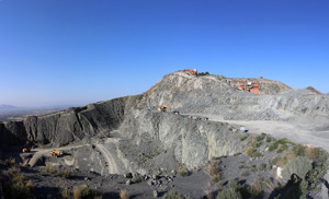 Grupo Mineralógico de Alicante. Explotación de Ofitas Los Serranos. Hondón de los Frailes. Alicante   