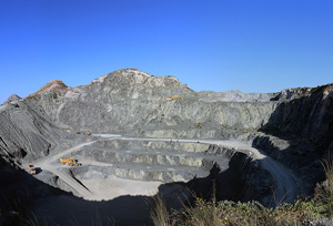 Grupo Mineralógico de Alicante. Barranco del Mulo.  Explotación de Ofitas Los Serranos. Hondón de los Frailes. Alicante  