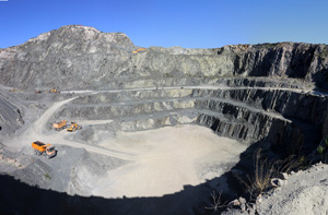 Grupo Mineralógico de Alicante. Barranco del Mulo.  Explotación de Ofitas Los Serranos. Hondón de los Frailes. Alicante  