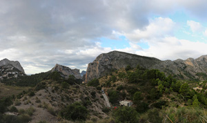 Grupo Mineralógico de Alicante. Explotación de ofitas en la Sierra de Oltra. Calpe.  Alicante   