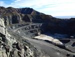 Grupo Mineralógico de Alicante.  Explotación de Ofitas Los Serranos. Hondón de los Frailes. Alicante  