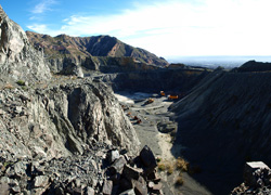 Grupo Mineralógico de Alicante. Barranco del Mulo.  Explotación de Ofitas Los Serranos. Hondón de los Frailes. Alicante  