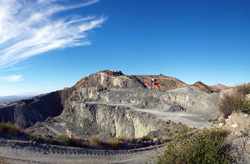 Grupo Mineralógico de Alicante. Explotación de Ofitas Los Serranos. Hondón de los Frailes. Alicante   