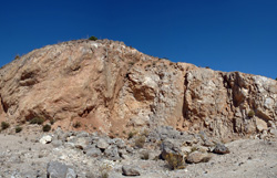 Grupo Mineralógico de Alicante. Afloramiento de Aragonitos. Casas de Ves. Albacete   