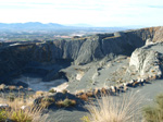 Grupo Mineralógico de Alicante. Explotación de Ofitas. Los Serranos. Albatera. Alicante