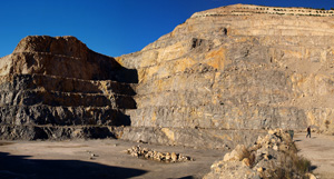 Grupo Mineralógico de Alicante. Explotación de de áridos de Holcin. El Cabezonet. Busot. Alicante

