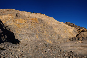 Grupo Mineralógico de Alicante. Explotación de de áridos de Holcin. El Cabezonet. Busot. Alicante

