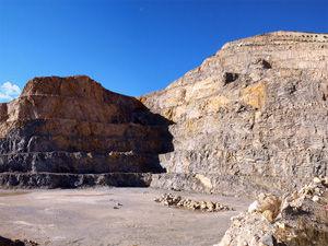 Grupo Mineralógico de Alicante. Explotación de de áridos de Holcin. El Cabezonet. Busot. Alicante

