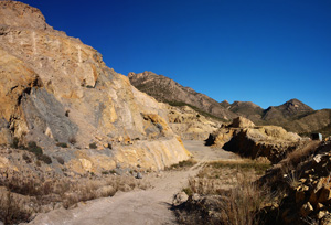 Grupo Mineralógico de Alicante. Explotación de de áridos de Holcin. El Cabezonet. Busot. Alicante

