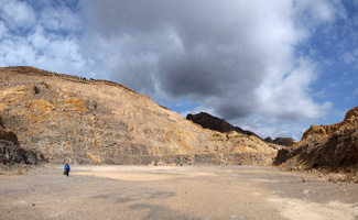 Grupo Mineralógico de Alicante.Cantera de Áridos Holcin. Busot. Alicante