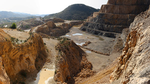 Grupo Mineralógico de Alicante. Explotación deáridos de Holcin. Busot. Alicante