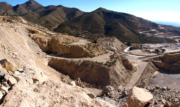 Grupo Mineralógico de Alicante. Cantera de Áridos de Holcin. Busot. Alicante