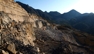 Grupo Mineralógico de Alicante. Cantera de ofitas de los Serranos. Albatera. Alicant