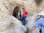 Grupo Mineralógico de Alicante.  Afloramiento de marcasitas, Rambla en finca La Canyaeta Blanca, Agost, Alicante 