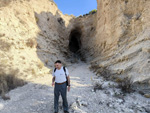 Grupo Mineralógico de Alicante.  Afloramiento de marcasitas, Rambla en finca La Canyaeta Blanca, Agost, Alicante 