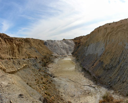 Grupo Mineralógico de Alicante. Explotaciones de Arcilla. El Pla. Agost. Alicantee